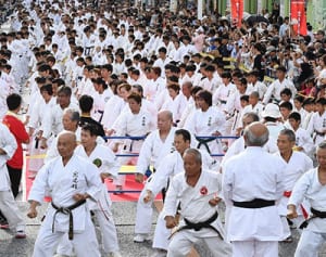 空手演武3973人 ギネス更新　国際通りで記念祭