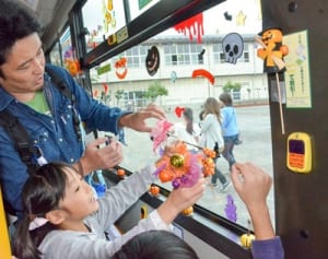 バスもハロウィーン　川崎で児童ら装飾