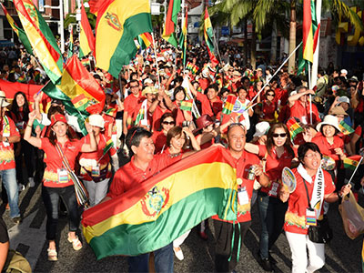 世界のウチナーンチュ大会　5800人郷土の誇り胸に　沿道と一体笑顔のパレード