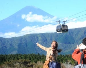 大涌谷から望む初冠雪　一部規制解除3カ月