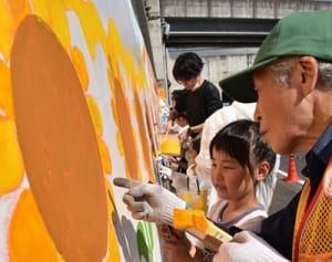 「この絵見て落書きやめて」　厚木の児童ら壁画制作