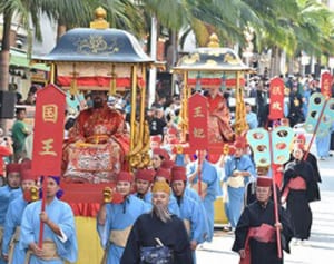 琉球王朝、華麗な儀式再現　国際通りで「絵巻行列」