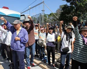 差別発言許さぬ　沖縄・高江で怒りの拳　市民ら「機動隊帰れ」