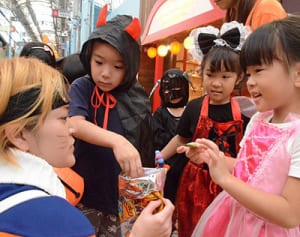 那覇・平和通りにかわいいお化け　園児らハロウィーン仮装