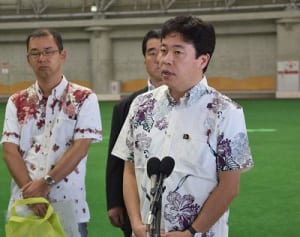 「土人」発言　鶴保沖縄担当相、差別の見解示さず