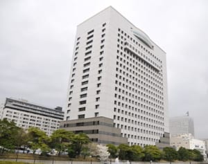 女児脱がせ撮影容疑　保育士再逮捕へ　平塚乳児死亡