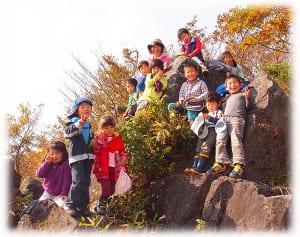 園舎なし、森と古民家で子ども過ごさせる幼稚園のねらいとは