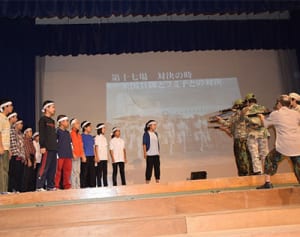 平和の尊さ、演じ学ぶ　うるま・宮森小でジェット機墜落、劇で再現