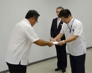 「土人」発言、沖縄県警・公安委に抗議文　県議団が手交