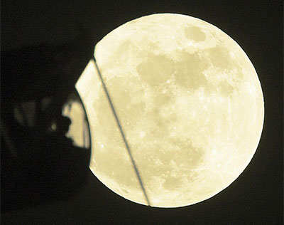 お月さま 特大の輝き　「スーパームーン」68年ぶり