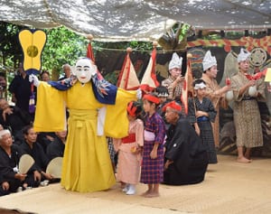 ミルク登場無病を祈る　小浜島で結願祭