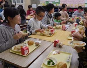 地元農畜産物を使用　“スーパー給食”に舌鼓