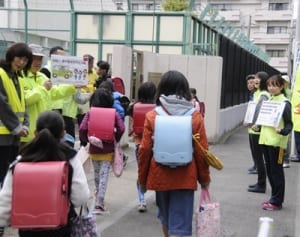通学路で登校見守る　横浜、小1死亡事故など受け