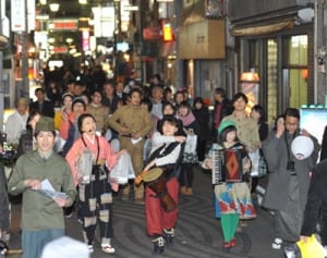 横浜・野毛舞台の音楽劇－街を練り歩きPR　五大さんら来年公演　終戦直後市民描く