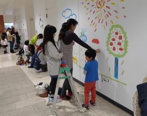 「大好き」思いを絵に　地下街の壁に親子連れ