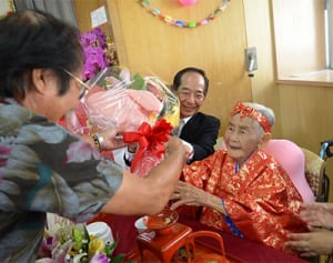 「知恵袋」　地域の宝　上原アキさん数え104歳祝う