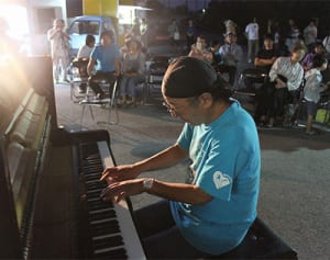 ジャズピアノ　沖縄・高江で奏でる　京都の河野さん