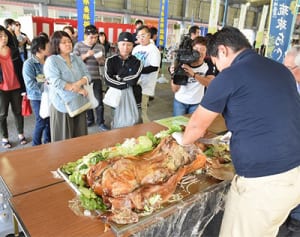 あぐー丸焼きに行列　「いい肉の日」イベント