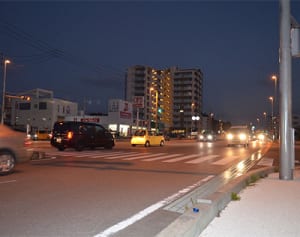 横断園児列に車　4人けが　信号見落としか