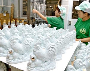 泡盛飲んで羽ばたいて　「酉」干支ボトル作業ピーク　きょうから師走