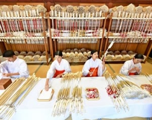 「破魔矢」作り最盛期　鶴岡八幡宮