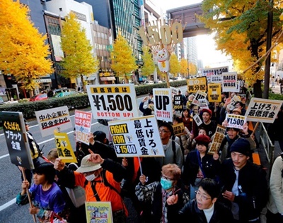 〈時代の正体〉「最低賃金上げろ！」新宿でデモ　「闘うことが希望になる」