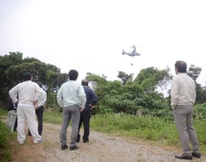 宜野座民間地でオスプレイつり下げ訓練　防衛局長が米軍に抗議