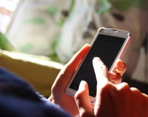 SNS漬けはNG…“お金が貯まらない体質”になる習慣10