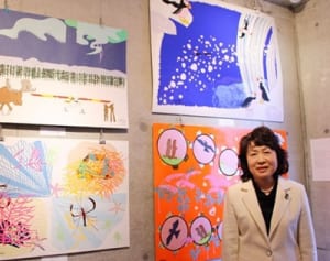 自閉症の息子と母　力合わせ切り絵展