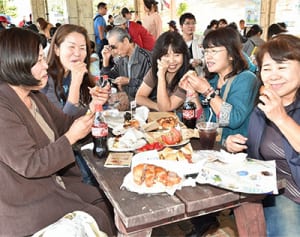 沖縄県内12バーガー味競う　宜野座でフェスタ　優勝BONES