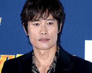 イ・ビョンホンが妻の前で別の女性とスキンシップ騒動に事務所が「親しい知人」と釈明