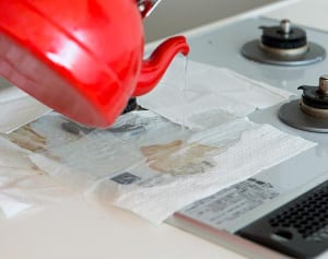 「100均アイテムとお湯」だけで簡単に汚れを落とす方法【キッチン編】