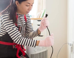 「100均アイテムとお湯」だけで簡単に汚れを落とす方法【リビング編】