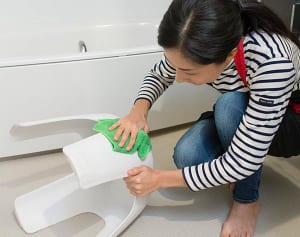 「100均アイテムとお湯」だけで簡単に汚れを落とす方法【洗面・トイレ編】