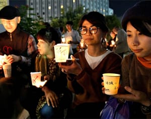 ろうそくともし静かに強く抗議　那覇市、県民広場