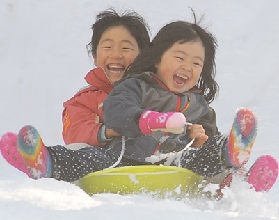 家族で楽しい雪遊び　箱根園に“特設ゲレンデ”