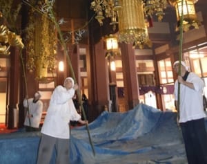 すすを払って明るい年を　川崎大師