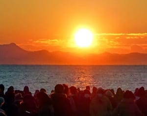 初日の出客に汁物提供　三浦海岸、城ケ島で元日