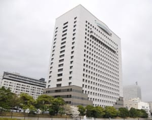 バイク立ち乗りの動画投稿　神奈川県警が捜査