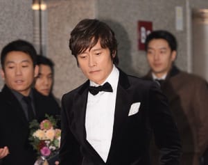 イ・ビョンホン　映画祭の受賞スピーチで苦言「変化が必要」