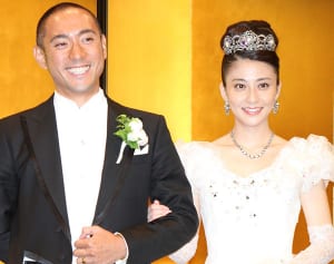 小林麻央 ぎゅっと腕を絡ませ…夫・海老蔵との“感動の再会”