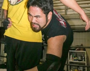 元警官、プロレスに転身　得意技は「確保」