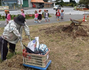 かかし15体 話題　花壇、美しくて楽しくて…　今帰仁平敷区