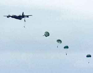 米空軍、うるま津堅沖で通知なく降下訓練＝「伊江島集約」を無視