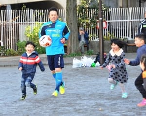 寿で交流のキックオフ　子ども育成へ勤労者福祉協職員が指導
