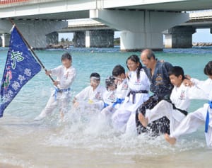 寒さに負けず、海中で寒稽古