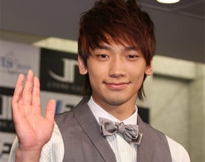 RAIN 女優キム・テヒと結婚発表「僕にとって最高の贈り物」