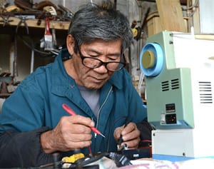 何でも修理OK！68歳の「すご腕」中真三紹さん＝沖縄県伊江村