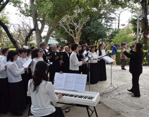 ひめゆりの塔で平和祈り、歌い継ぐ「相思樹の歌」