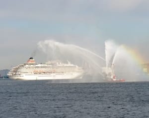 大きな虹で見送り　「飛鳥2」が横浜港からクルーズに